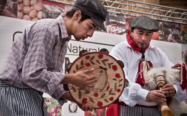 A photo showing the Jackson's Żaqq u Tanbur Folk Group