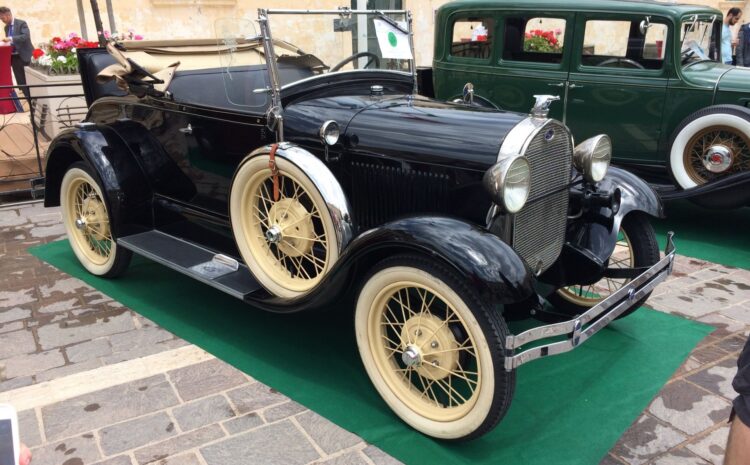 A photo showing classic vehicles in St George's Square, Valletta