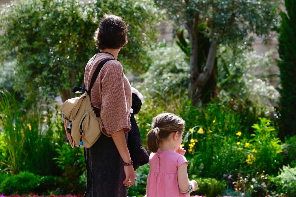 A photo showing a mother with a young girl in St George's Square