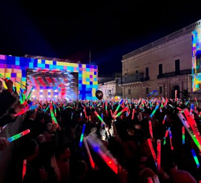 An image showing lights and hand-held light props creating a party atmosphere in St George's Square, Valletta during NYE celebrations